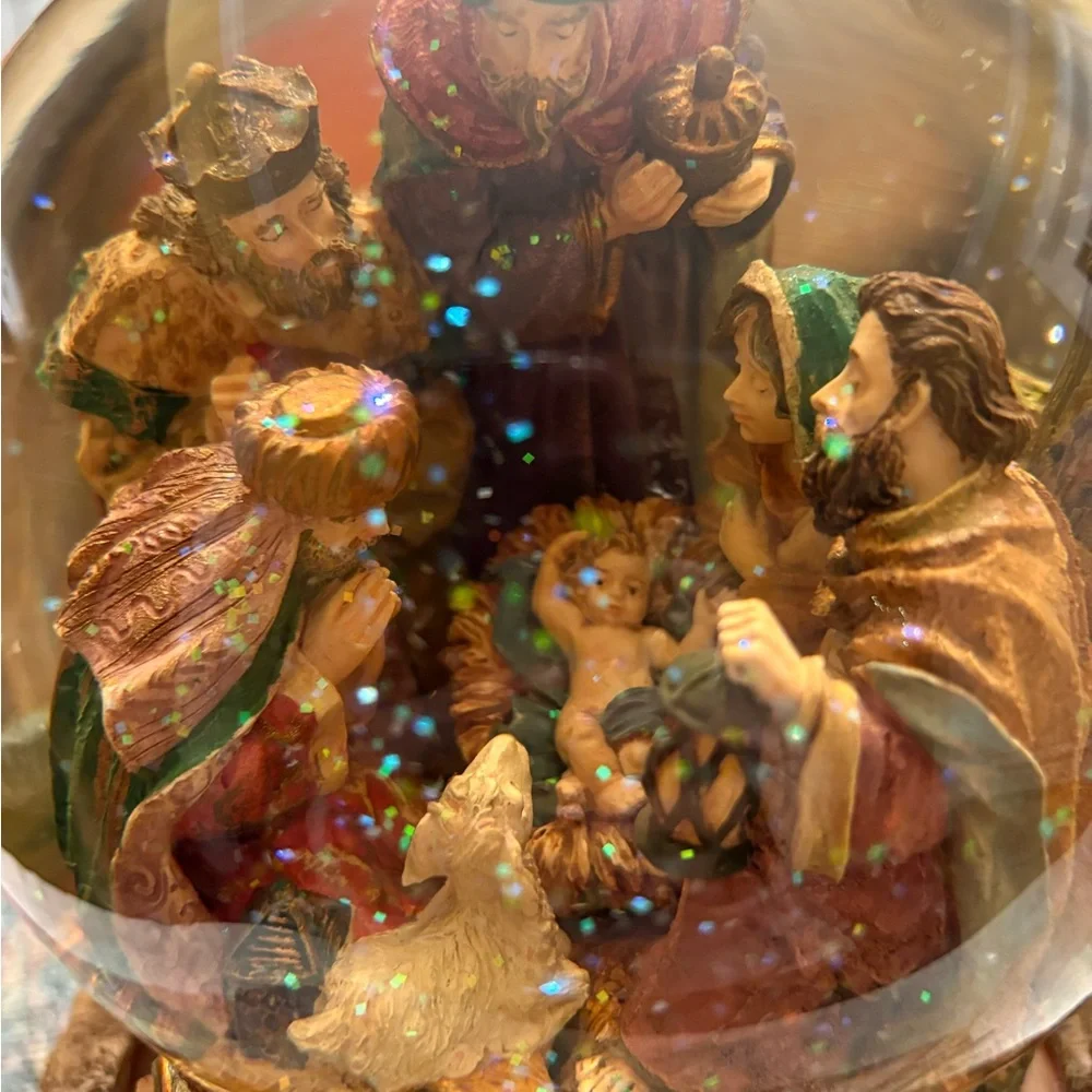 Large Nativity Scene Snow Globe - Picture 2 of 7